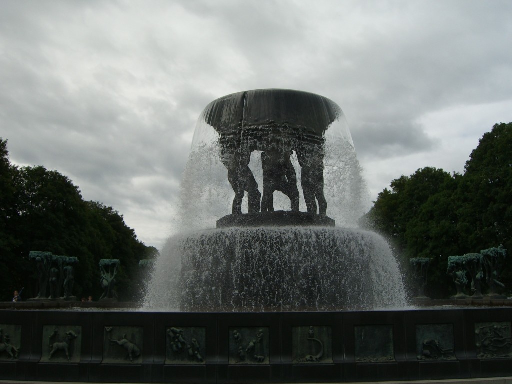 Frognerpark в Осло (Норвегія): Фонтан з групою людей, скульптор: Ґустав Віґеланд Gustav Vigeland