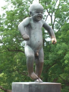 Sinnataggen - Gustav Vigeland / лютуючий хлопчик Ґустава Віґеланда у Frognerpark (Осло, Норвегія). Фото автора.